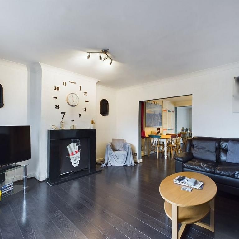 1 bedroom in a house share to rent - Photo 1