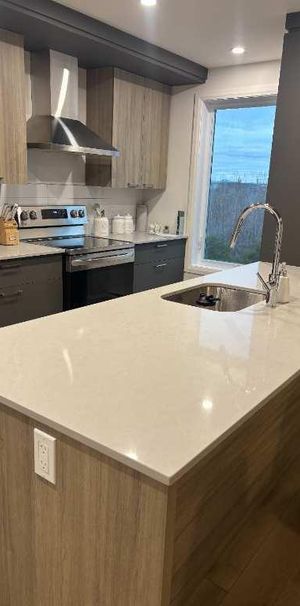 ✨ 3 ½ moderne, dernier étage, très lumineux – Wi-Fi & stationnement intérieur inclus ! - Photo 1