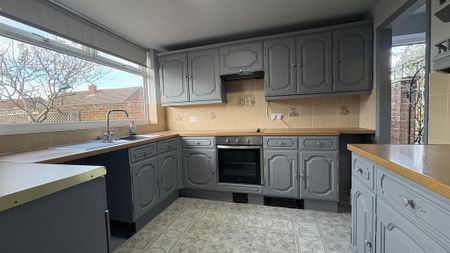 3 bedroom semi-detached house to rent - Photo 5