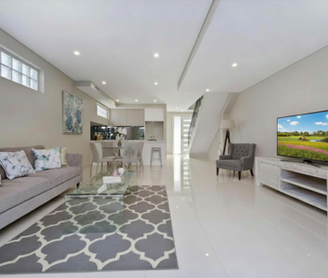 Stylish Three-Bedroom Townhouse with Courtyard Living - Photo 2