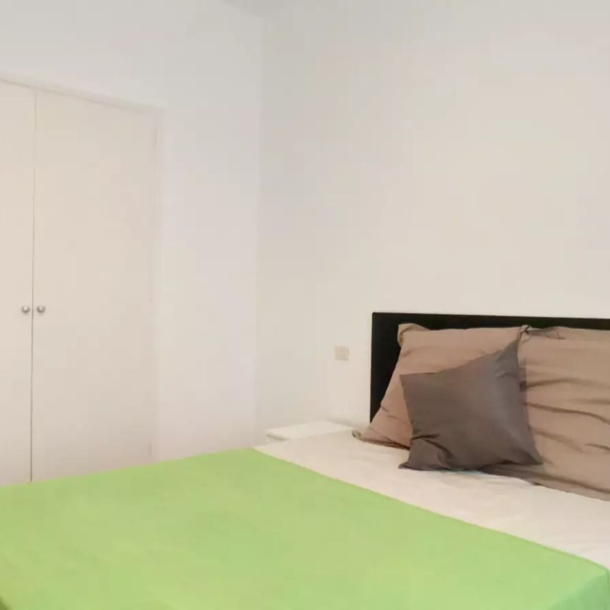 Room in a shared 8-bedroom apartment for rent in Castillejos, all bills included, professionals or students only. - Photo 1