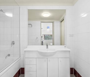 Partially furnished apartment in prime location - Photo 3