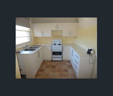 TIDY UNIT- CLOSE TO WARATAH VILLAGE!!! - Photo 5