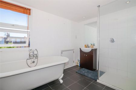 4 bedroom house in London - Photo 2