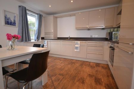 2 bedroom Flat To Let - Photo 3