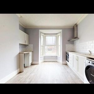 1 bedroom in a flat share to rent - Photo 2