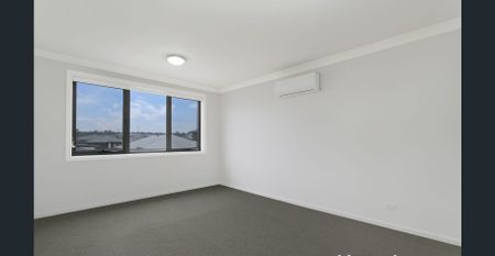 Modern Family Townhouse Offering Space, Style & Convenience - Photo 4