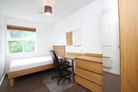 4 bedroom flat to rent - Photo 4