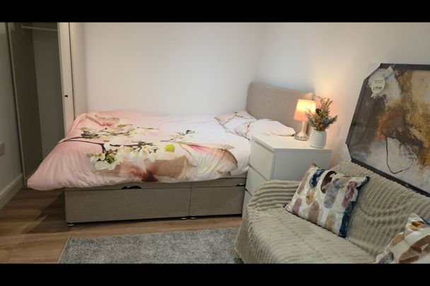 Studio Flat, Pennine Drive, NW2 - Photo 1