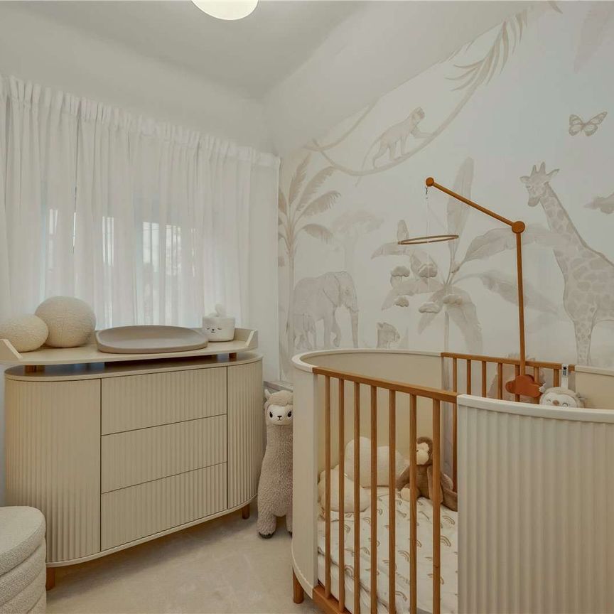 A stylish and contemporary three-bedroom home in the heart of Esher. - Photo 1