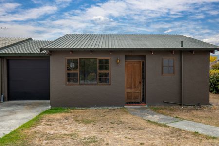 CONVENIENT ALEXANDRA LIVING - Photo 3