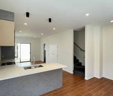 Modern 4 Bedroom -Main house plus one loft - Photo 3