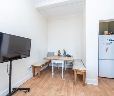 3 bedroom flat to rent - Photo 2