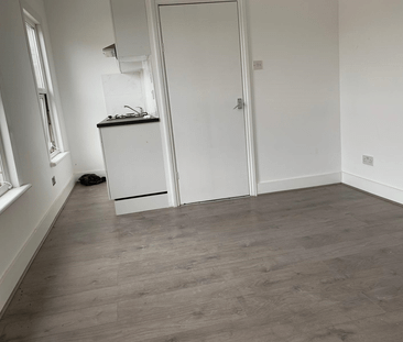 Studio flat with self contained kitchen- ideal for couple-ilford - Photo 3