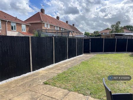 4 bedroom terraced house to rent - Photo 5