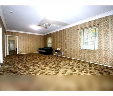 Spacious 4-Bedroom Unit in Prime Location - Photo 2