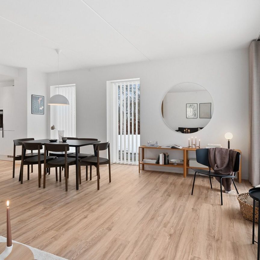 Fantastisk 4-værelses rækkehus i 2 plan med terrasse - Foto 1