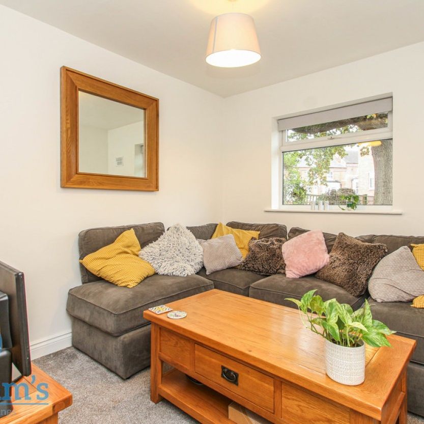 References Pending - 2 bed Apartment - Photo 1