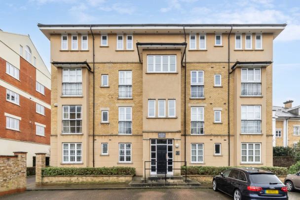 2 bedroom flat in Chiswick - Photo 1