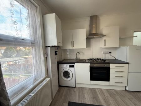 2 Bed Flat, Park Road, IG1 - Photo 2