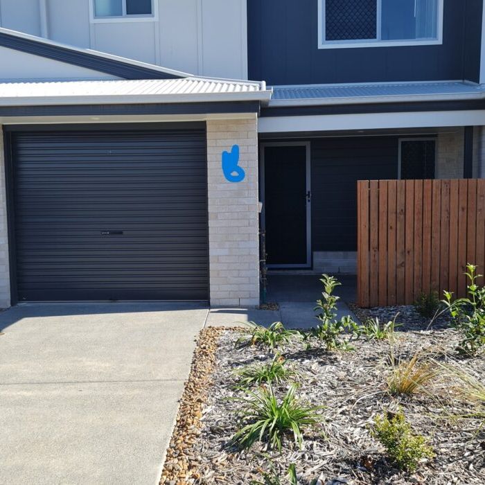 NEAR NEW 3 BEDROOM TOWNHOUSE, AVAILABLE NOW INSPECTIONS BY APPOINTMENT - Photo 1