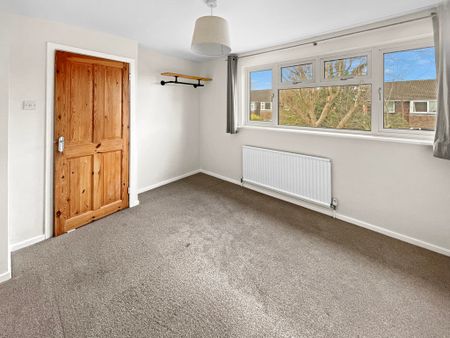 A three bedroom mid-terrace house with a private garden and a garage included, situated just off Histon Road and a short cycle to the city centre. Available to let now. - Photo 3