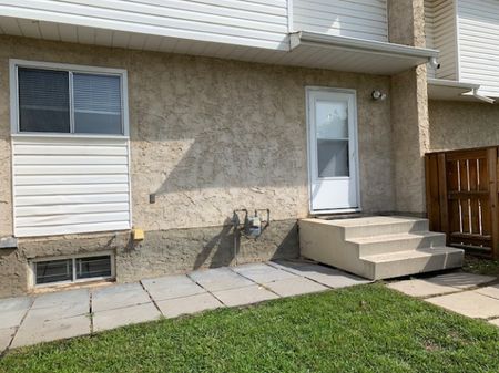 PET FRIENDLY RENOVATED TOWNHOUSE IN NORMANDEAU!!! - Photo 4