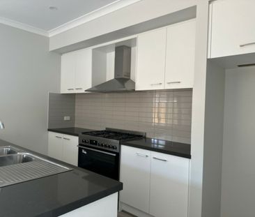 17 Skyros Road, Fraser Rise VIC, Belconnen - Photo 2