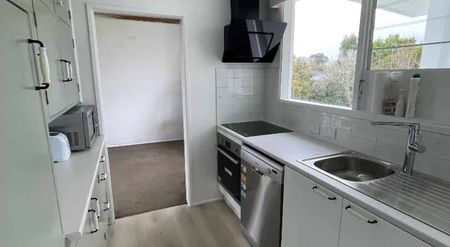 3 bedroom, 1 Bathroom newly refurbished - Photo 2