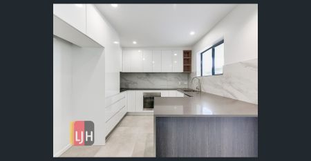 LUXURY TWO BEDROOM UNIT IN BOUTIQUE COMPLEX - Photo 2