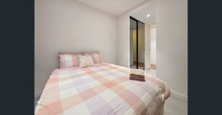 Fully furnished Luxurious 2-Bedroom Apartment with Study and Stunning Views Opposite Albert Park Lake - Photo 3