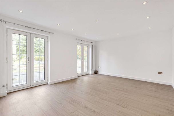 A fantastic five bedroom home which has just been renovated, benefitting with off-street parking. Located close to Wimbledon Village and overlooking the AELTC. - Photo 1