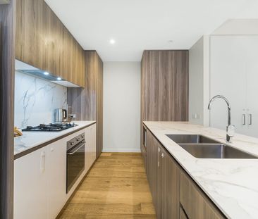 Spacious Two-Bedroom Apartment with Huge Private Garden - Photo 5