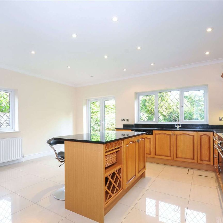 4 bedroom detached executive home in Englefield Green - Photo 1