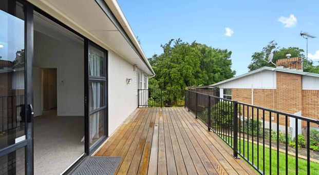 Freshly Renovated Three Bedroom in Chartwell - Photo 1