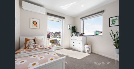 TOP-FLOOR WITH INCREDIBLE VIEWS - HEAR THE ROAR OF THE MCG! - Photo 3