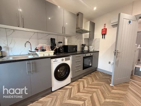 1 bedroom in a house share to rent - Photo 4