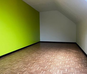 Ruim duplex-appartement met 3 slaapkamers, terras en garage in het centrum van Meerhout. - Photo 4