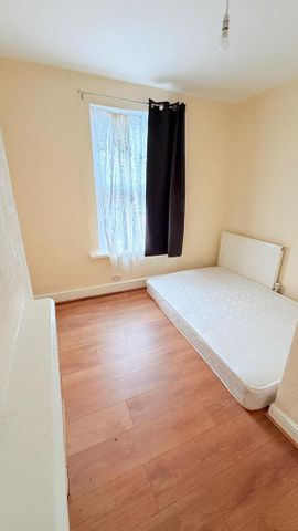 4 bedroom terraced house to rent - Photo 5