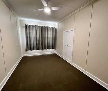 RENOVATED SHOP TOP FLAT - Photo 3