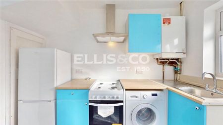 3 bedroom end of terrace house to rent - Photo 2