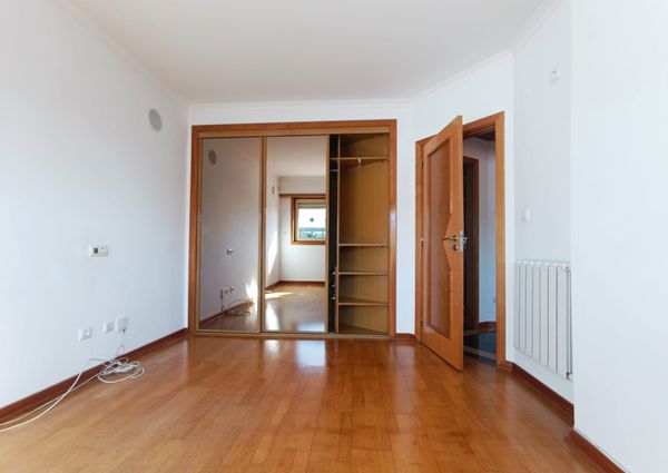 Apartamento T3 com Terraço Privativo para Arrendamento em Nova Queijas