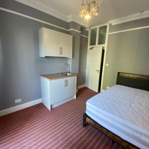 1 bedroom in a house share to rent - Photo 2