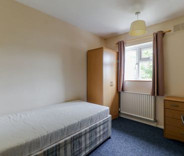 4 bedroom Mid Terraced House - Briars Wood, Hatfield - Photo 3