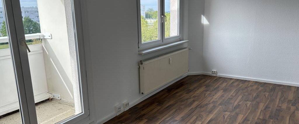 Rent now – pay less! Affordable 3-room apartment with balcony! - Photo 1