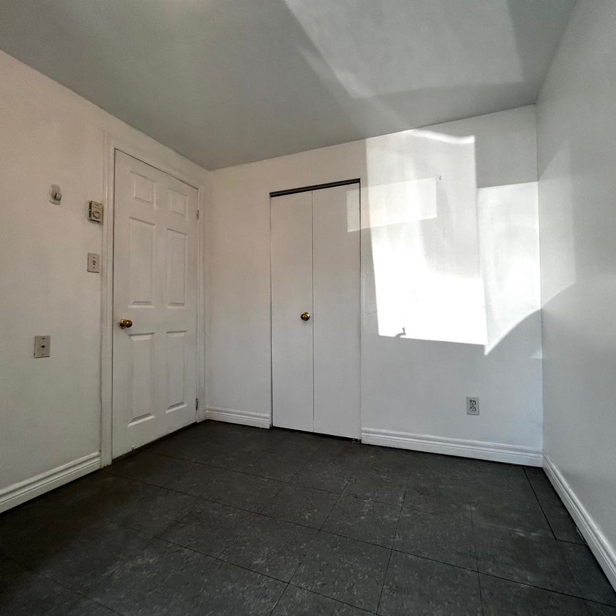 For Lease - 5219 Broughton Crescent Unit# (In-Law Suite On Main), Burlington, Ontario - Photo 1
