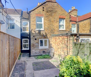 2 bedroom mid terraced house to rent - Photo 2