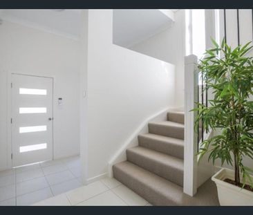 Modern Family Residence in a Quiet, Convenient Location - Photo 6