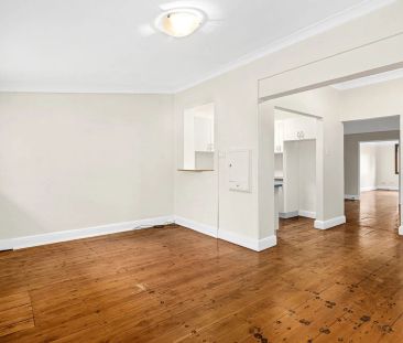 Spacious Three Bedroom Semi - Photo 1