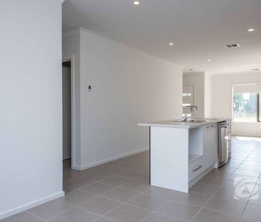 COMFORTABLE LIVING IN THE HEART OF CARDINIA LAKES - Photo 4
